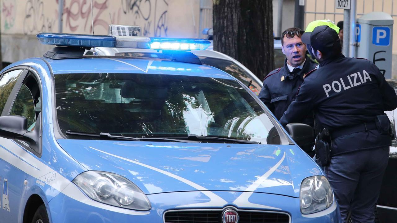 Via Dalmazia, scende in strada col coltello e urla contro i passanti
