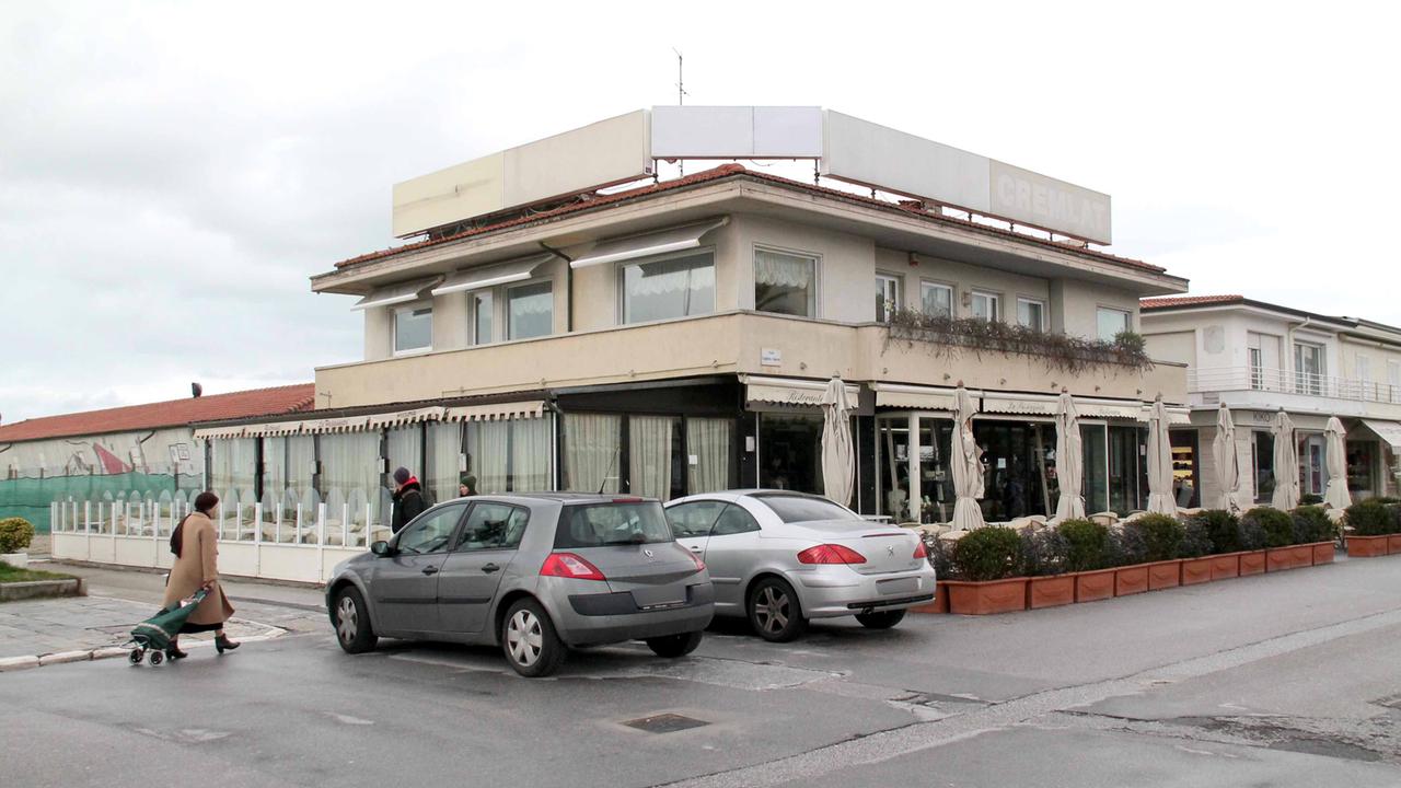 Il bar Fappani quando fu posto sotto sequestro nel 2014: fortunatamente da oltre un anno è tornato a vivere