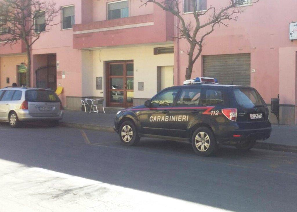 Assemini, tenta di prendere lo smartphone a una 15enne: arrestato minorenne algerino
