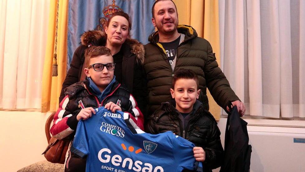 Gabriele Bochicchio (a sinistra), accanto il fratellino Lorenzo e dietro i genitori Stefania e Massimiliano (Foto Agenzia Carlo Sestini)