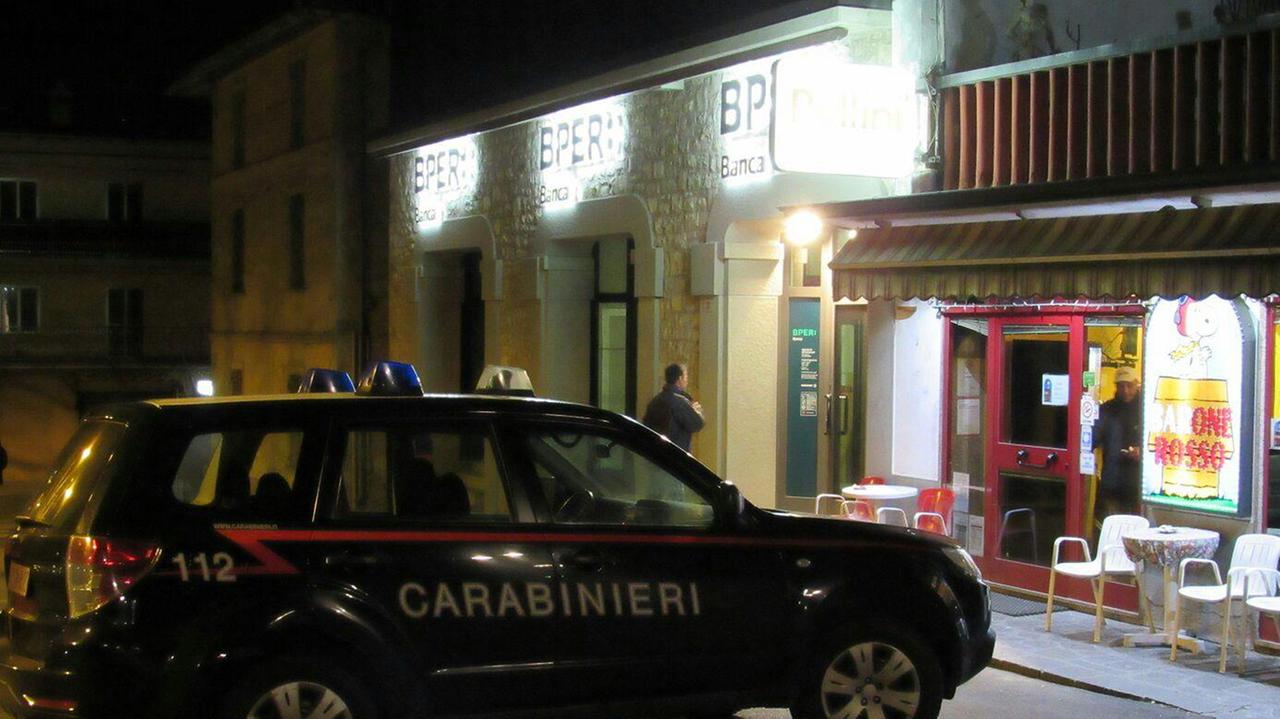 Agguato con le pistole in piazza a Serramazzoni