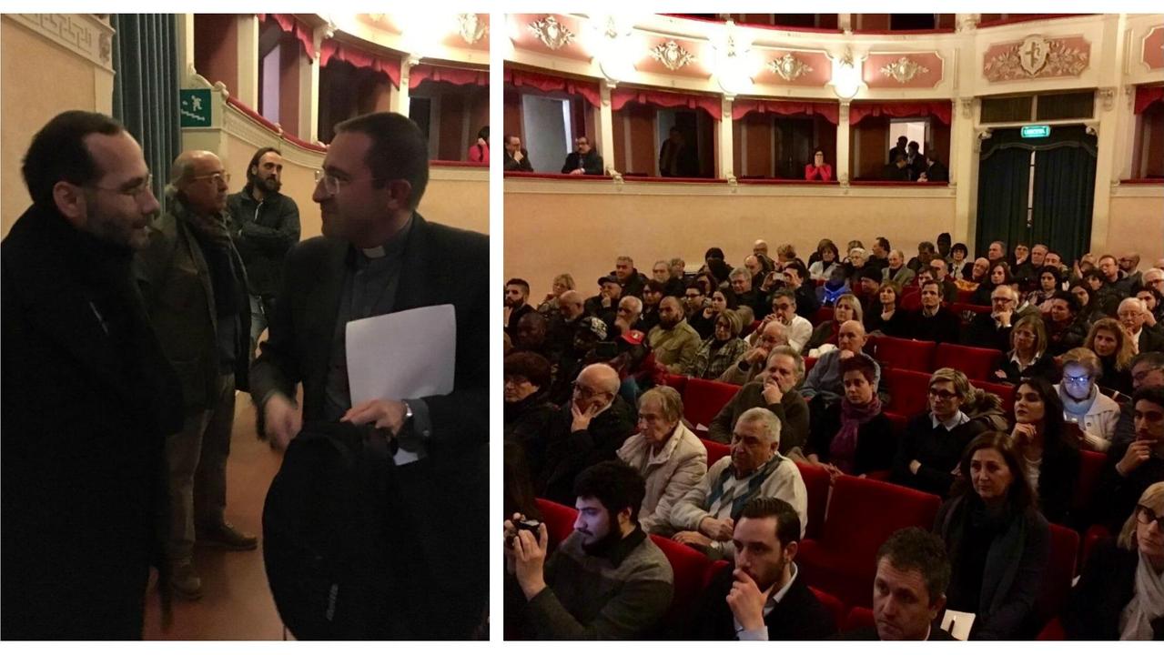 Il saluto tra l'imam e il vescovo e il pubblico presente al dibattito