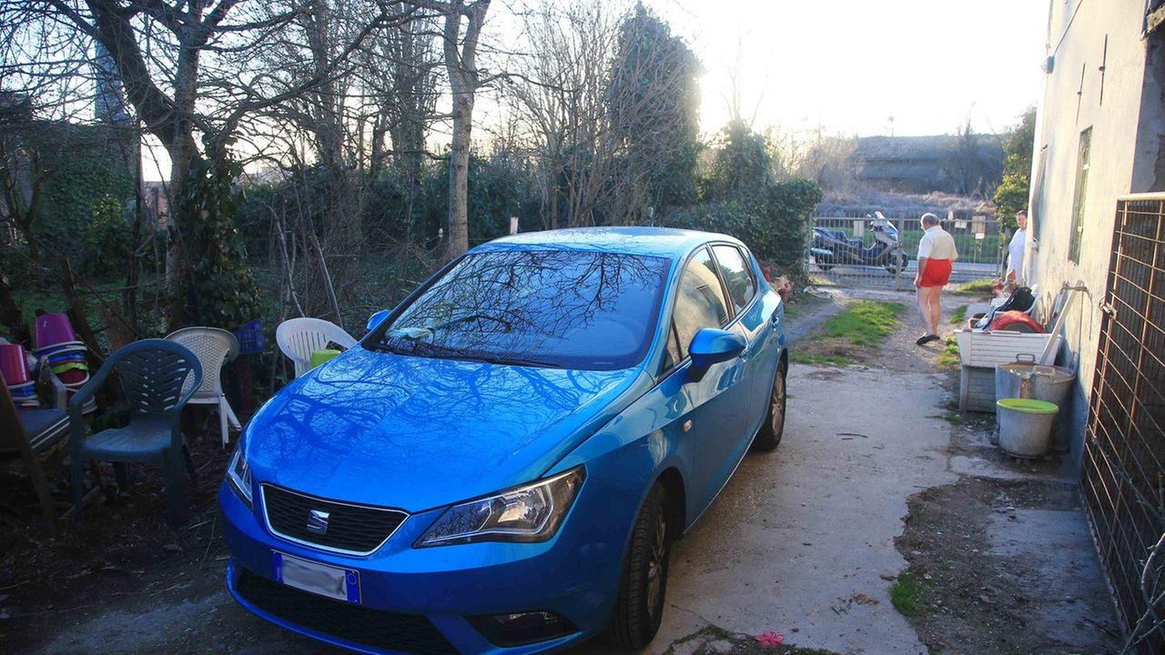 Gli aprono l’auto davanti a casa e rubano pensione e cellulare