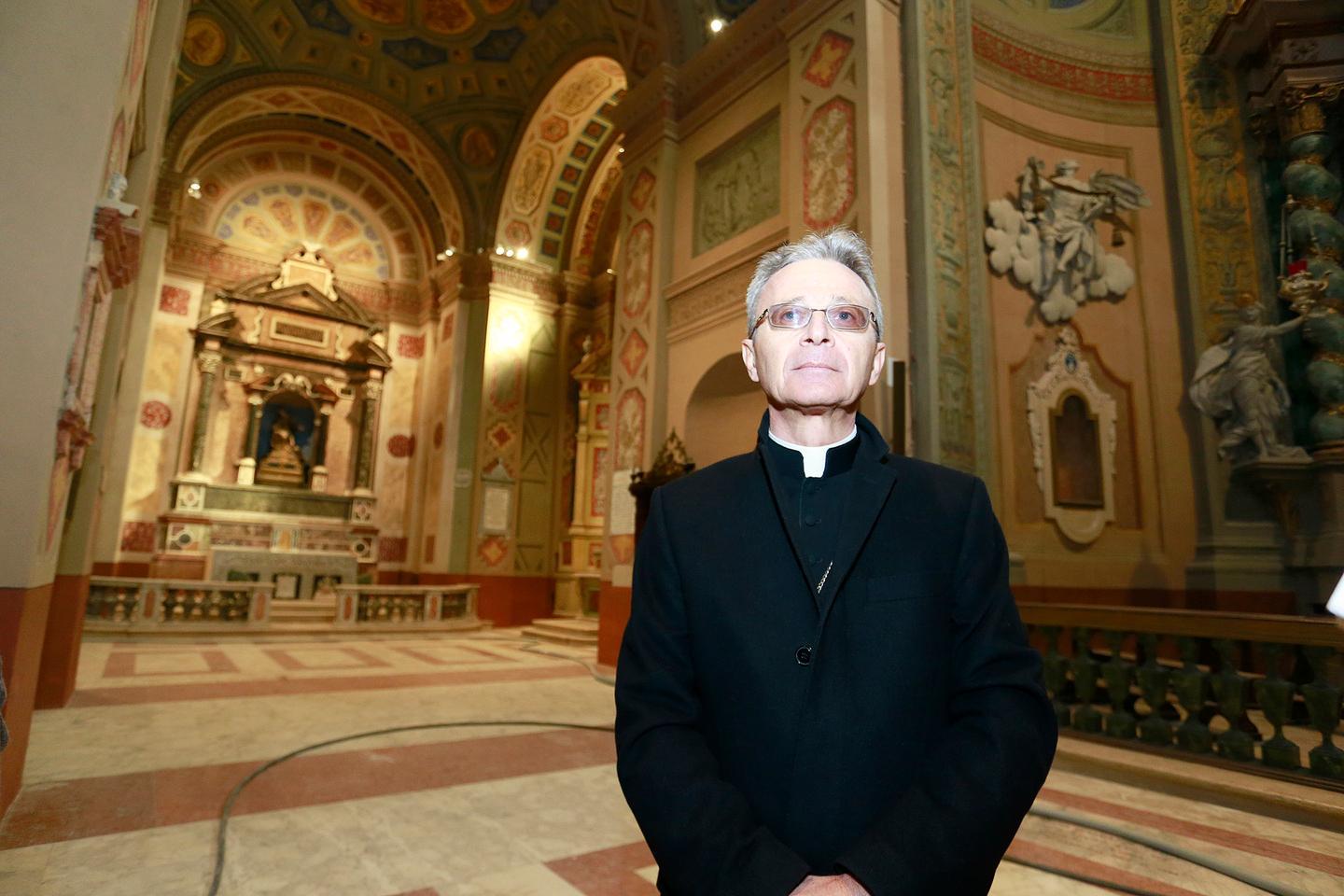 Il Papa: «So che avete sofferto, verrò per esprimere gratitudine» 