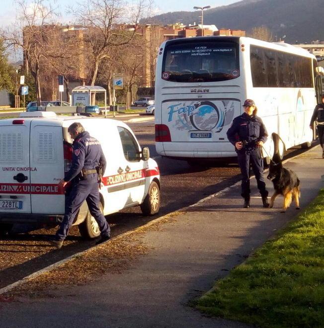 Cani anti-droga alla partenza della gita scolastica