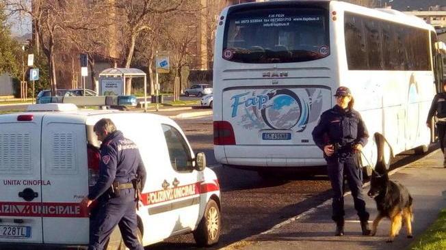 Cani anti-droga alla partenza della gita scolastica