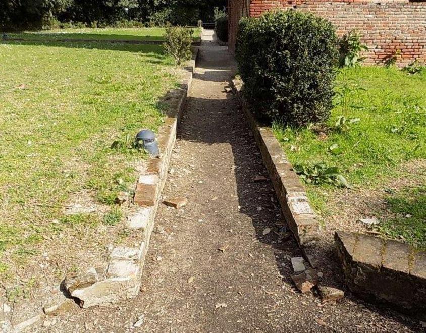 Vandali distruggono i cordoli 