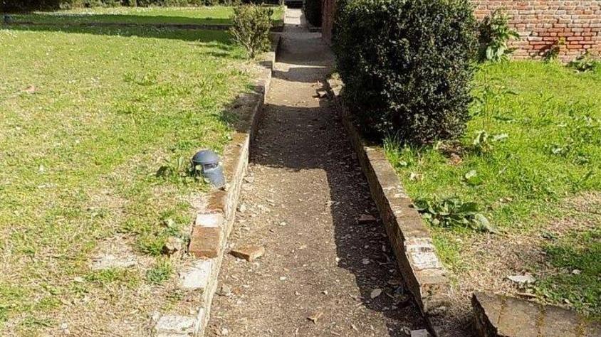 Vandali distruggono i cordoli