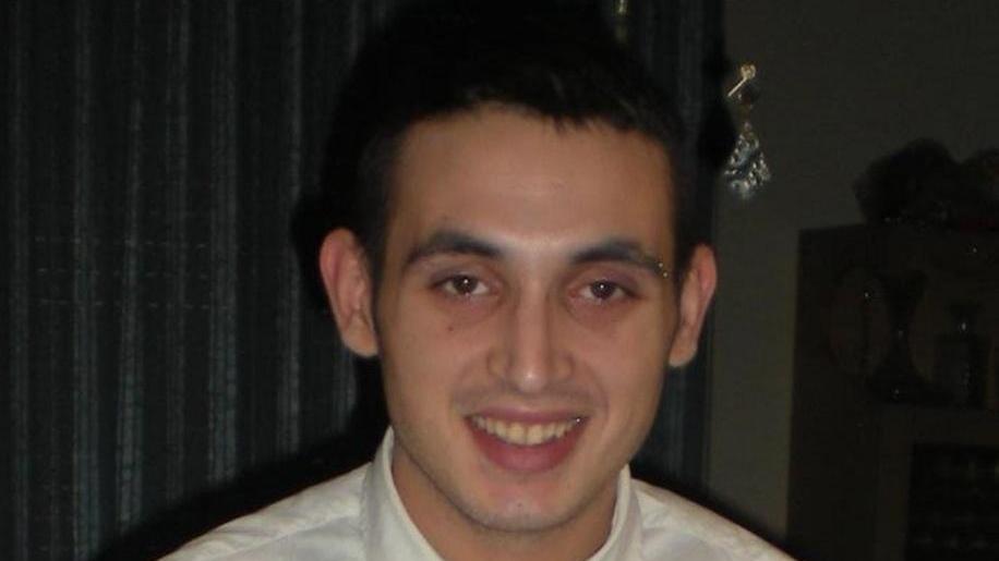 Trovato morto in casa giovane di 28 anni