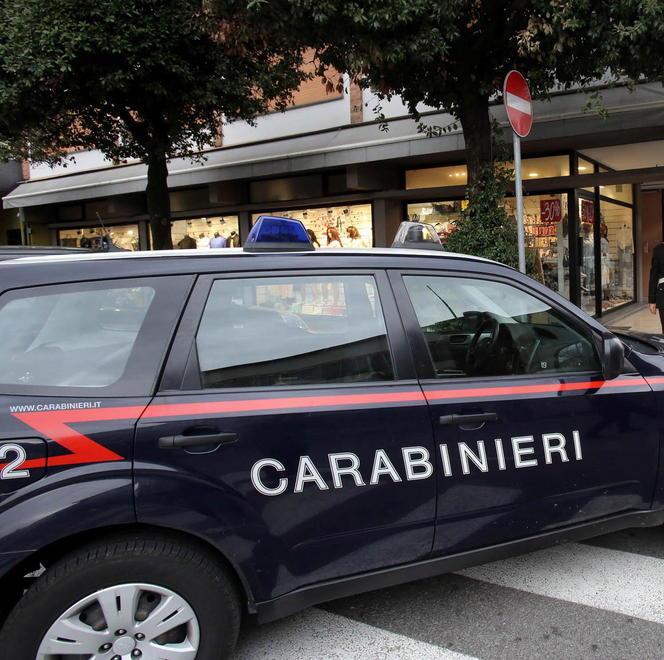 Trovato a rubare su un’auto, arrestato dai militari