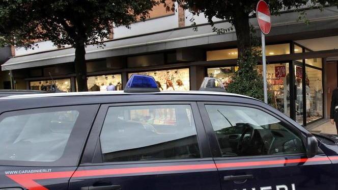 Trovato a rubare su un’auto, arrestato dai militari