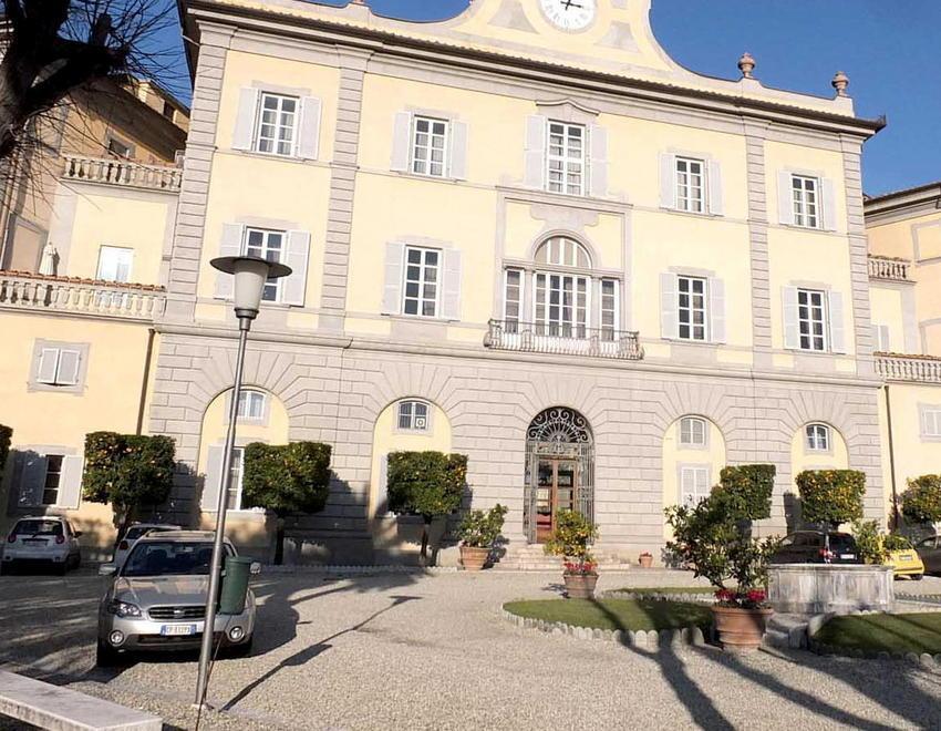 Picconate contro la teca per rubare un Rolex 