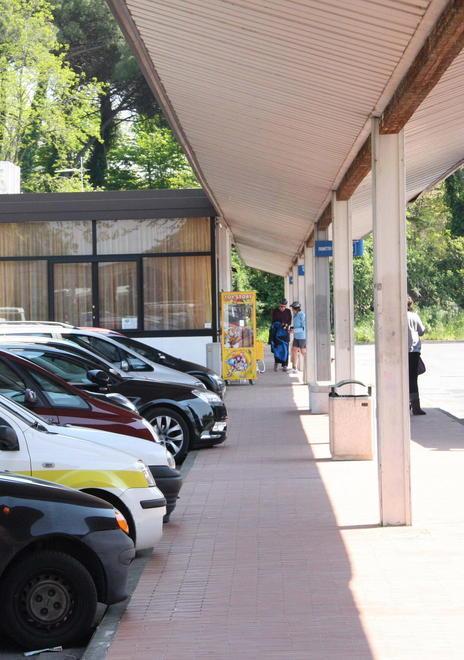Sì ai negozi per riqualificare il terminal bus 