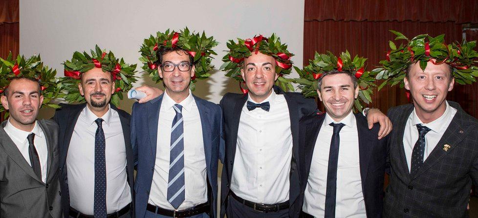 Giuseppe Giannasi, il quarto da sinistra, insieme agli altri laureati in Psicologia nella comunità di San Patrignano
