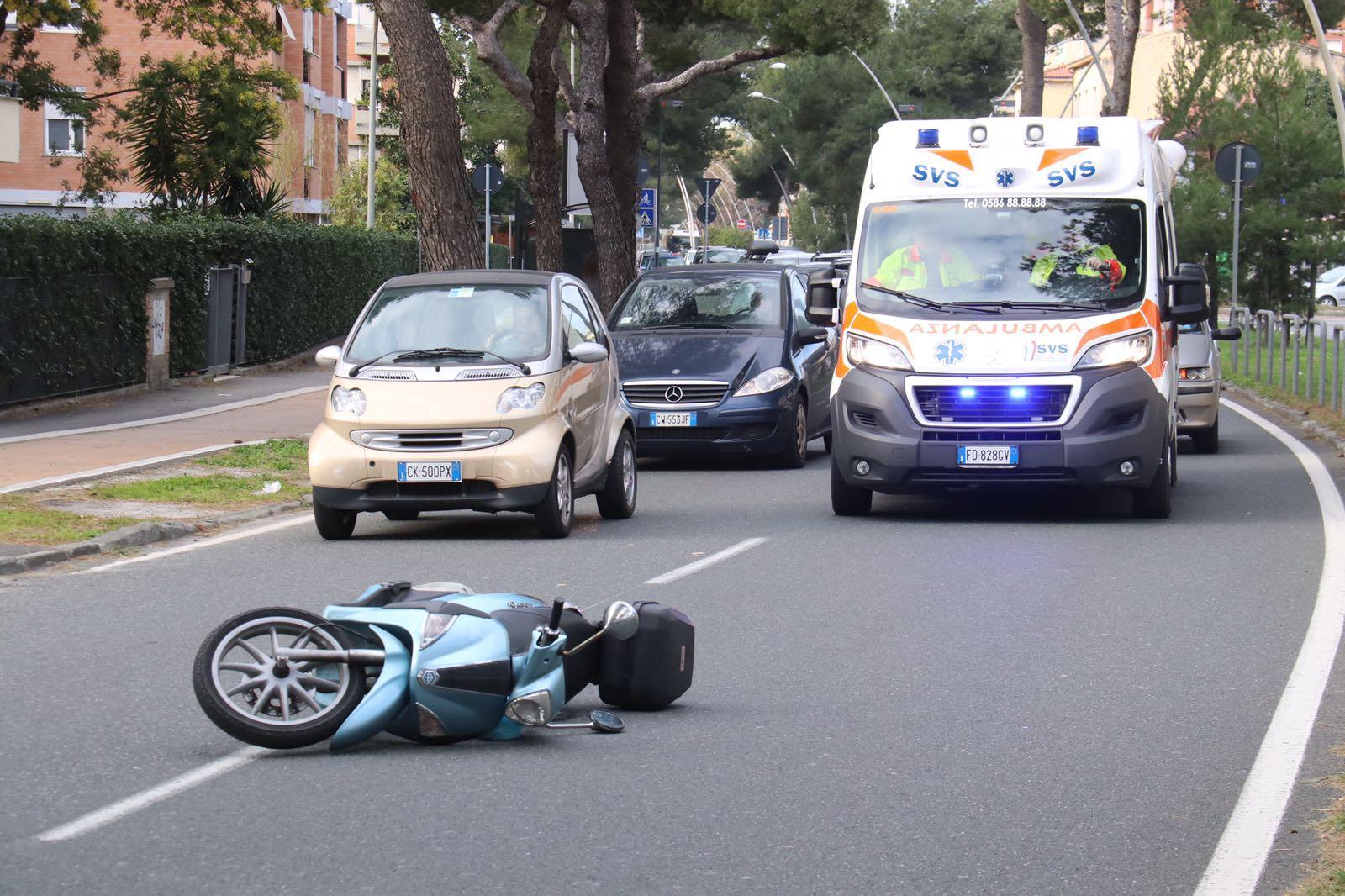 Un'immagine dello scooter a terra nel viale Nazario Sauro