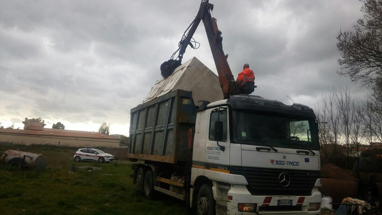 L'intervento della polizia municipale per rimuovere la cella frigorifera