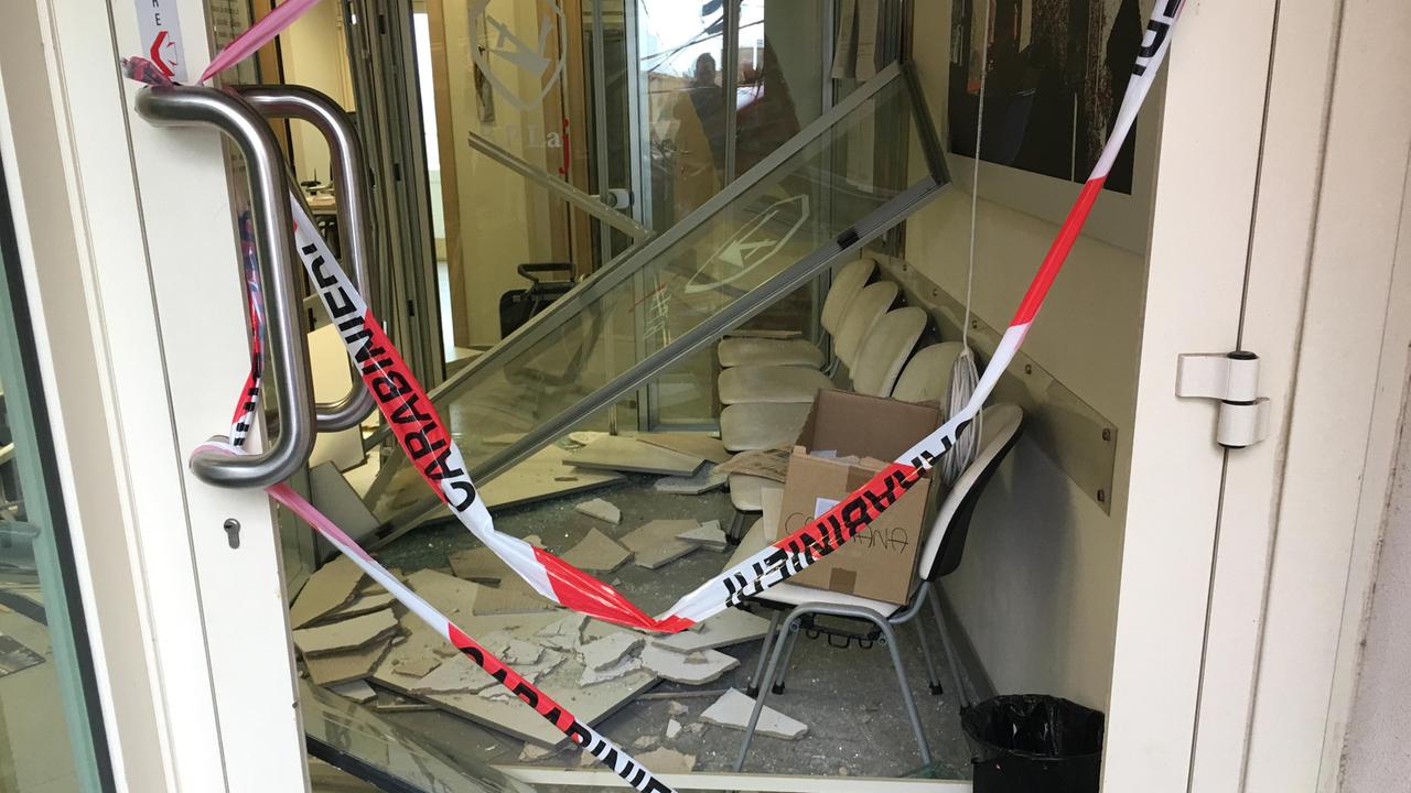Il bancomat fatto saltare (foto Silvi)