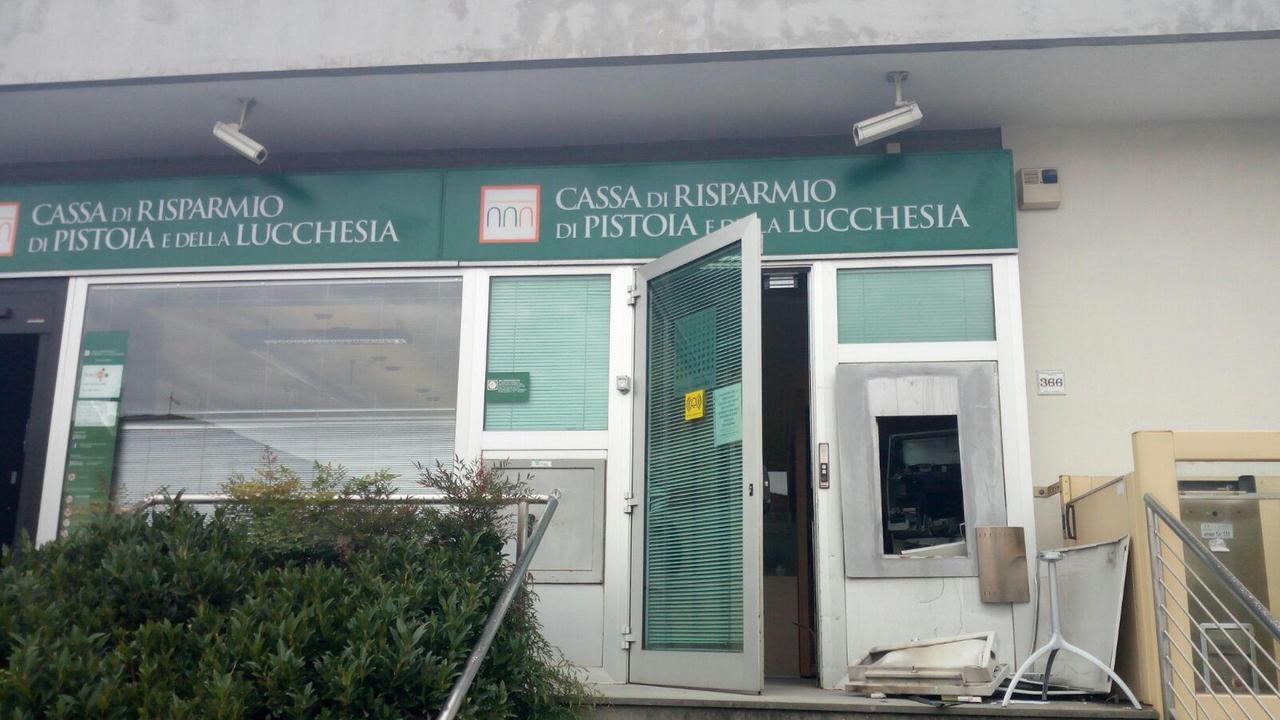 Il bancomat della Cassa di Risparmio di Pistoia e della Lucchesia fatto saltare a Marlia