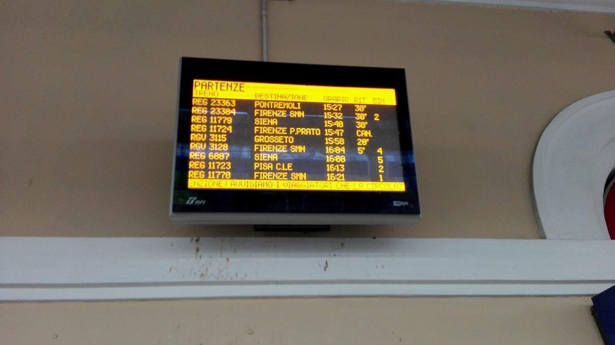 Il tabellone con la corsa annullata e i ritardi alla stazione di Empoli