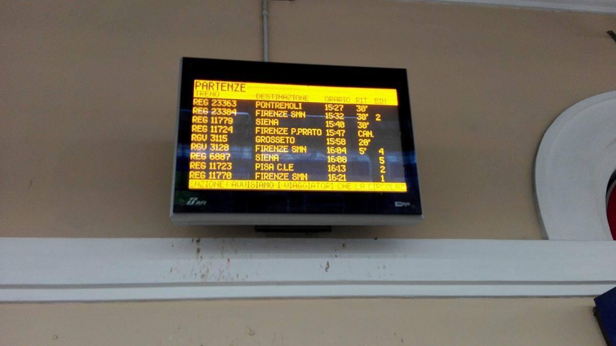 Il tabellone con la corsa annullata e i ritardi alla stazione di Empoli