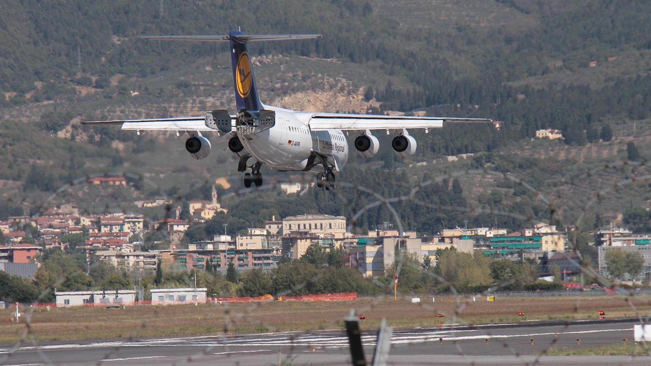 Un aereo mentre atterra a Peretola