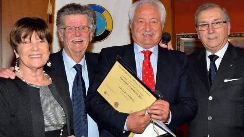 Il presidente dell'Atletica Pescia, Giovanni Guidi, riceve il Premio Panathlon