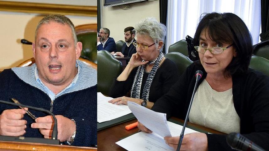 A sinistra il sindaco di Grosseto Antonfrancesco Vivarelli Colonna, a destra due consigliere comunali del Movimento 5 stelle, Antonella Pisani (in primo piano) e Daniela Lembo (foto Agenzia Bf)
