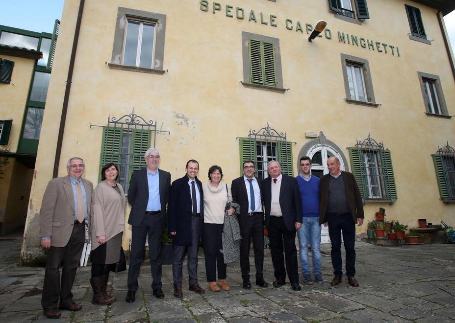 La delegazione regionale all'Hospice di Spicchio. Al centro Saccardi (foto Nucci)