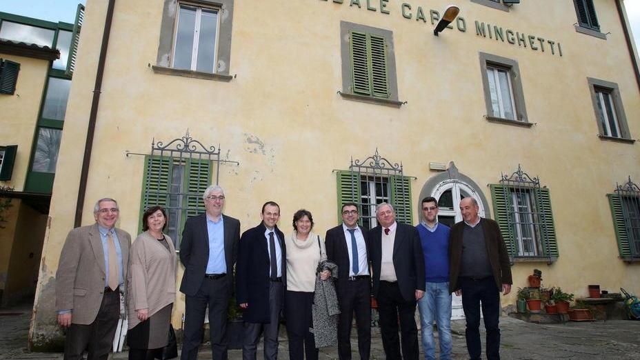 La delegazione regionale all'Hospice di Spicchio. Al centro Saccardi (foto Nucci)