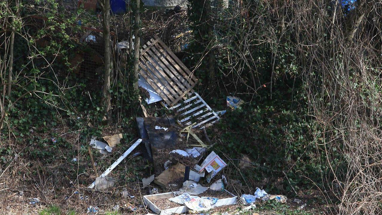 L’argine del Crostolo come una discarica