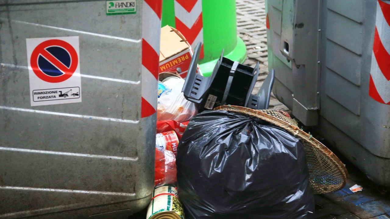 Degrado in via Alai «Cassonetti colmi e puzza di urina»