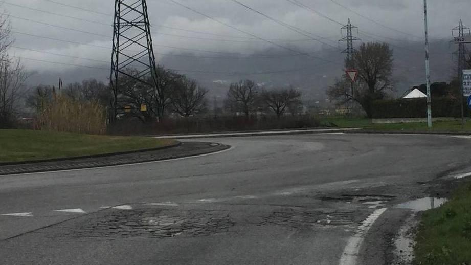 Viale XVI Aprile pieno di buche