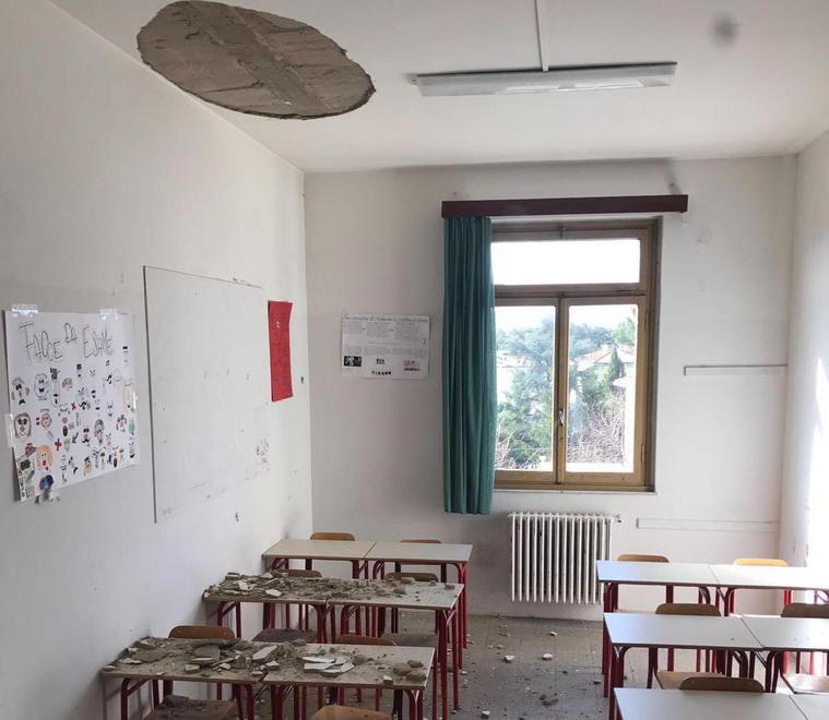 Rischio nuovi crolli, lezioni sospese 