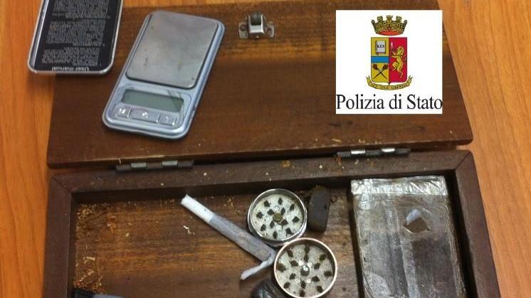 Aveva con sé un etto e mezzo di hashish: arrestato