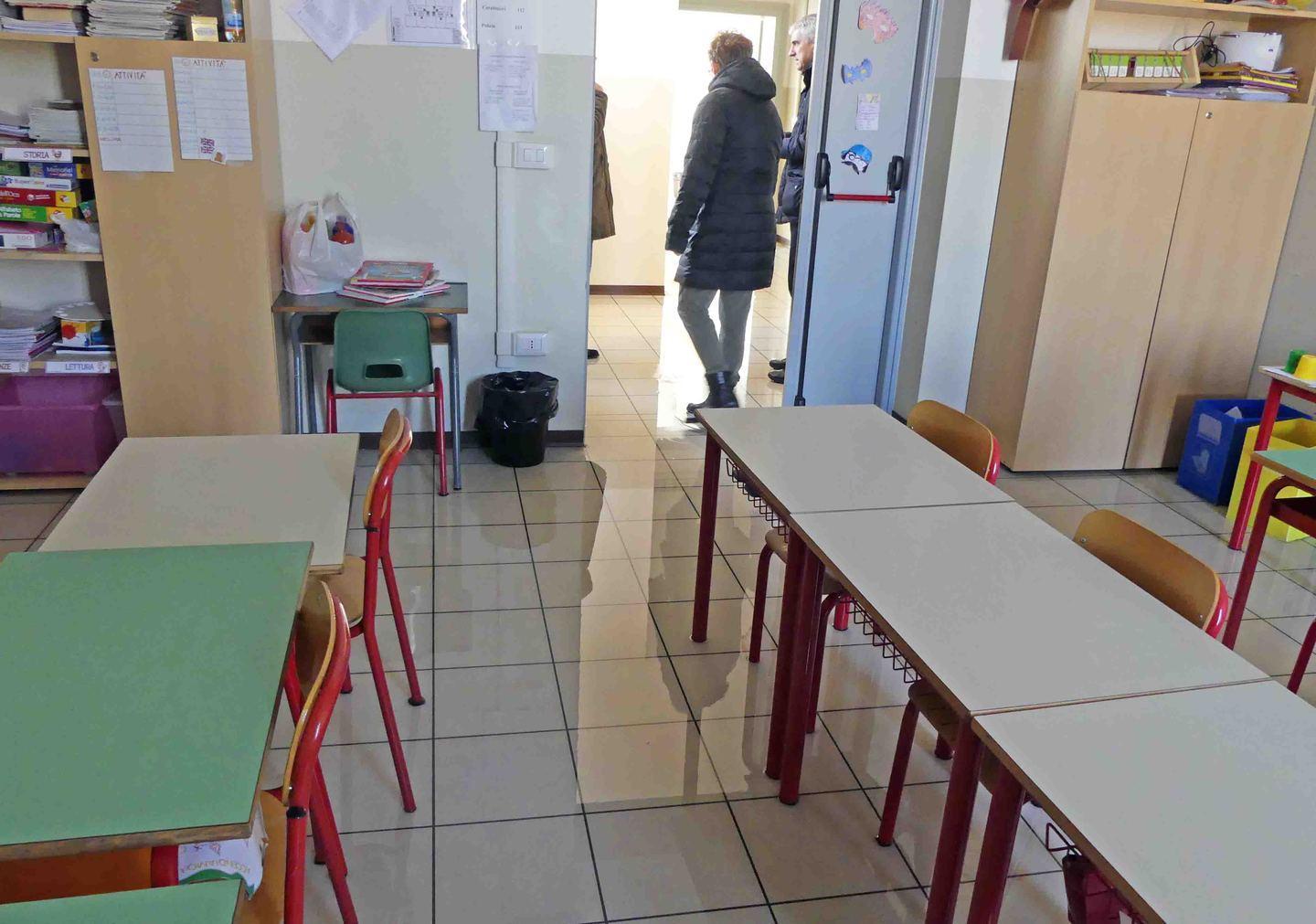 Alunni a casa anche oggi Si valutano i danni ai muri  