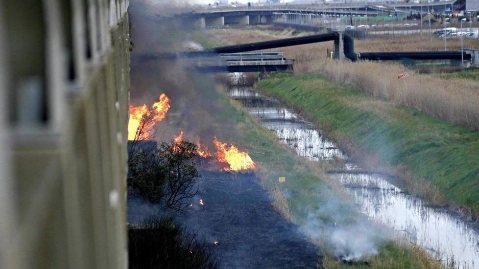 Fiamme sotto la superstrada