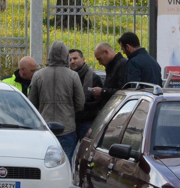 I vigili urbani fermano il giovane nìgeriano nei parcheggi Atp