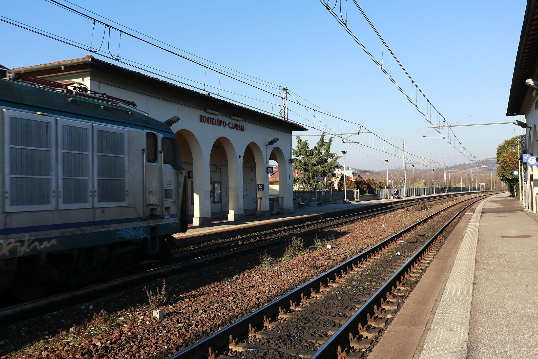 Si fanno i selfie lungo i binari e bloccano il traffico dei treni 