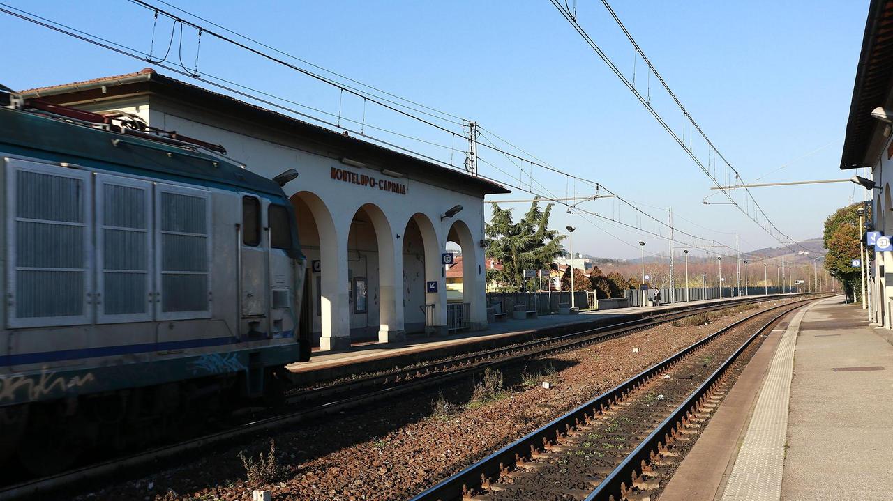 Si fanno i selfie lungo i binari e bloccano il traffico dei treni