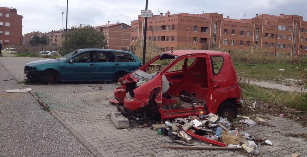 Vigili alla Scopaia ripulito il piazzale invaso dai rifiuti, nei guai un livornese