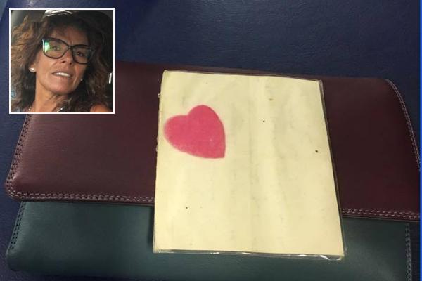 Ritrova il portafogli col biglietto del padre e una banconota da 50 