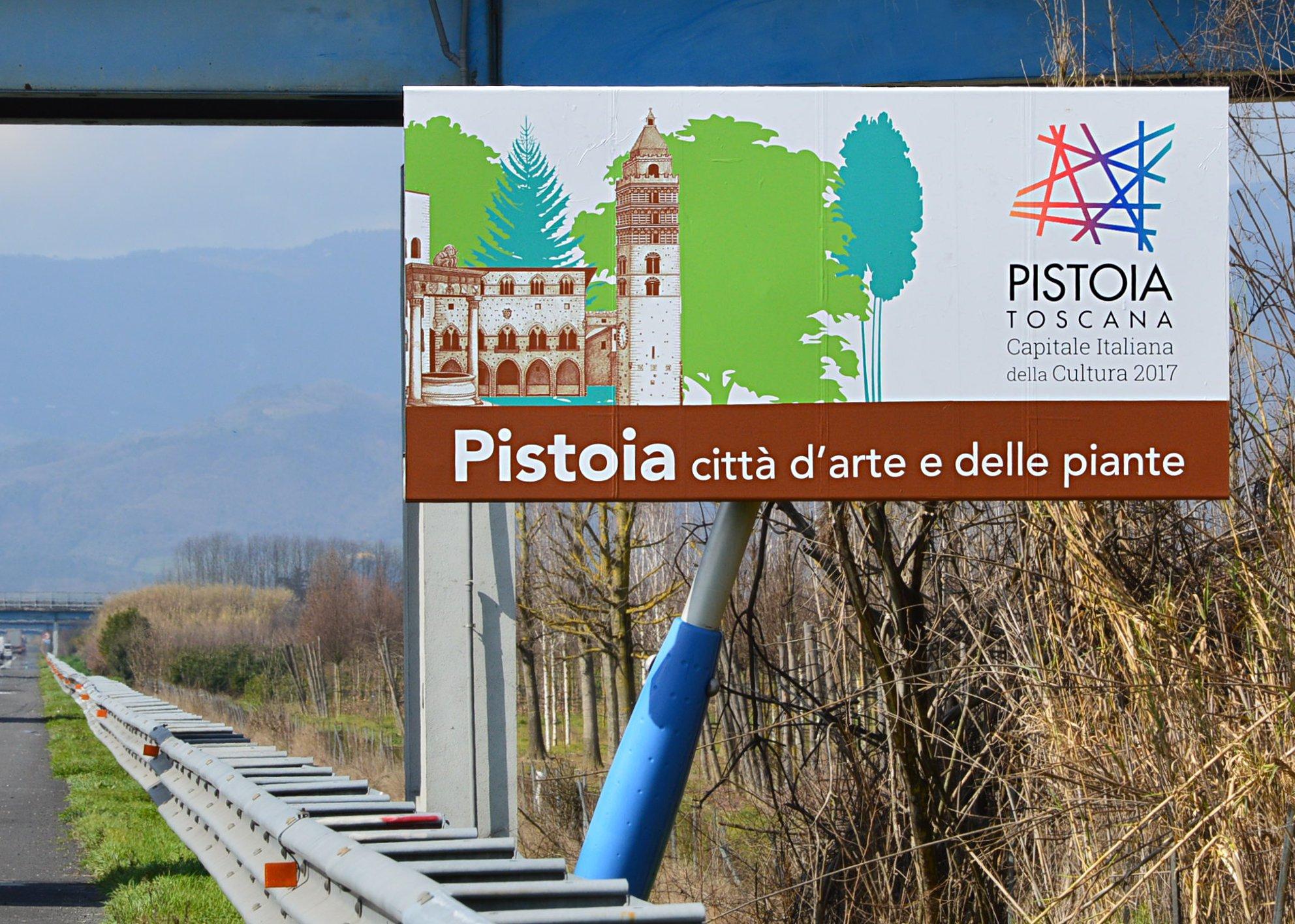 Il nuovo cartello sull'autostrada dedicato a Pistoia Capitale della cultura