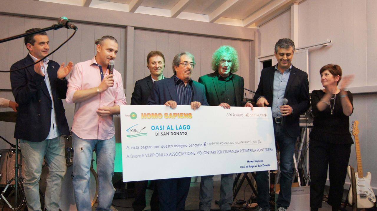 Homo Sapiens e organizzatori del concerto con l'assegno per la pediatria (Foto Franco Silvi)