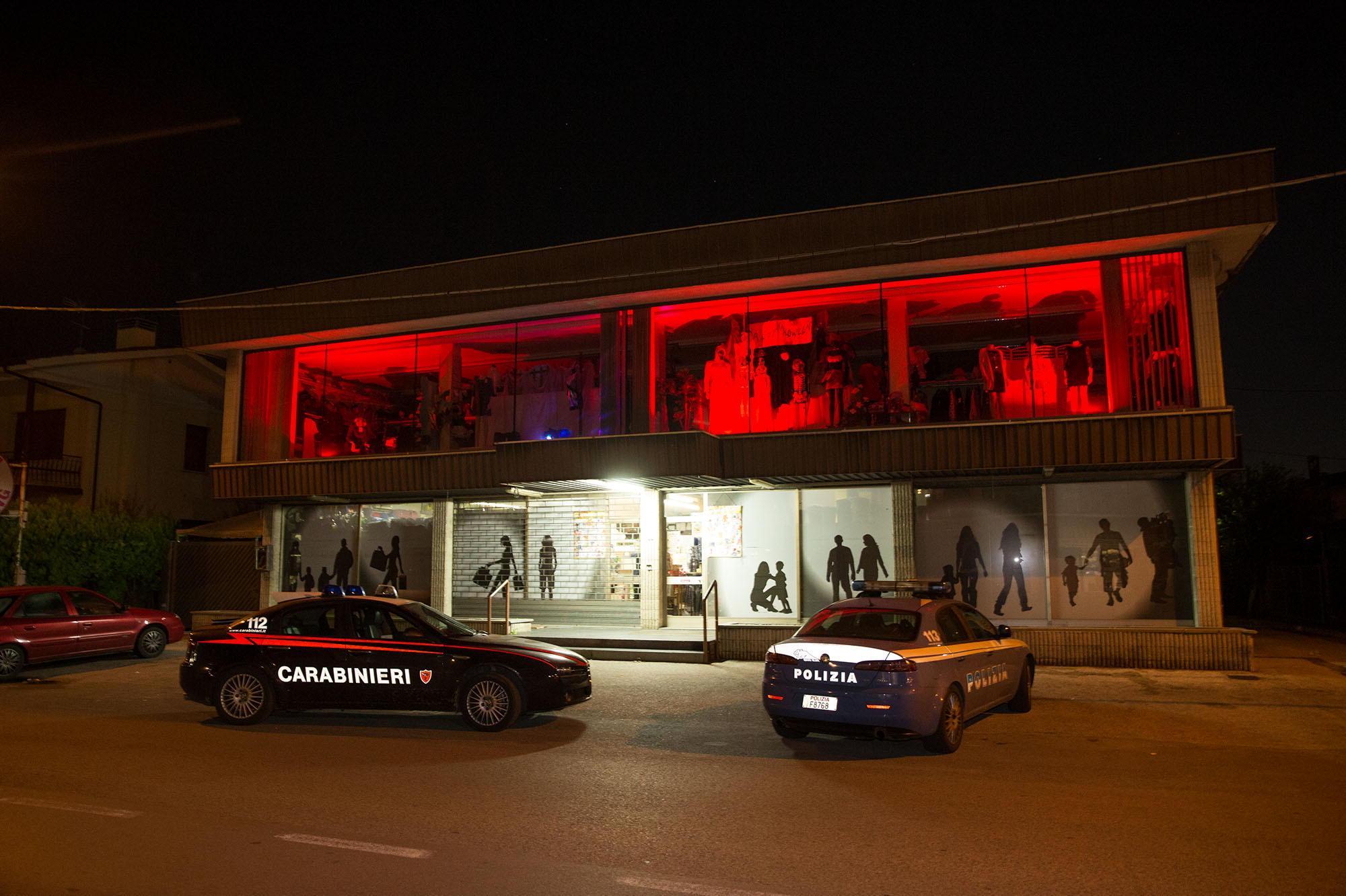 Carabinieri e polizia davanti al Dini Shopping (foto Nucci)