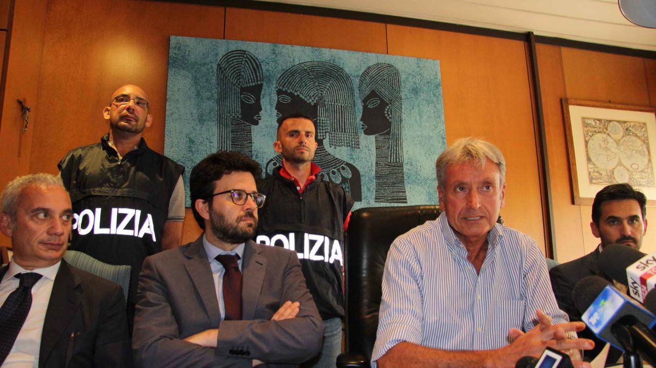 Da sinistra il dirigente della Mobile Nannucci, il sostituto Gestri, il procuratore Nicolosi e il sostituto Boscagli
