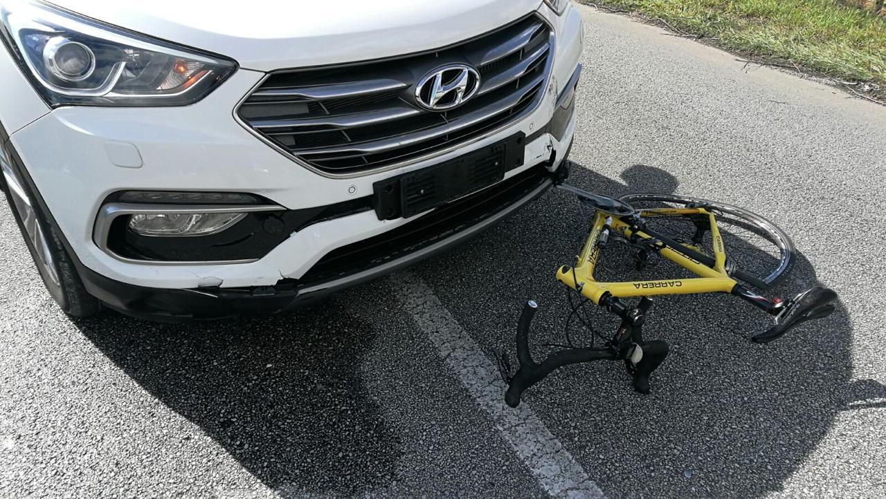 La bici a terra dopo lo schianto