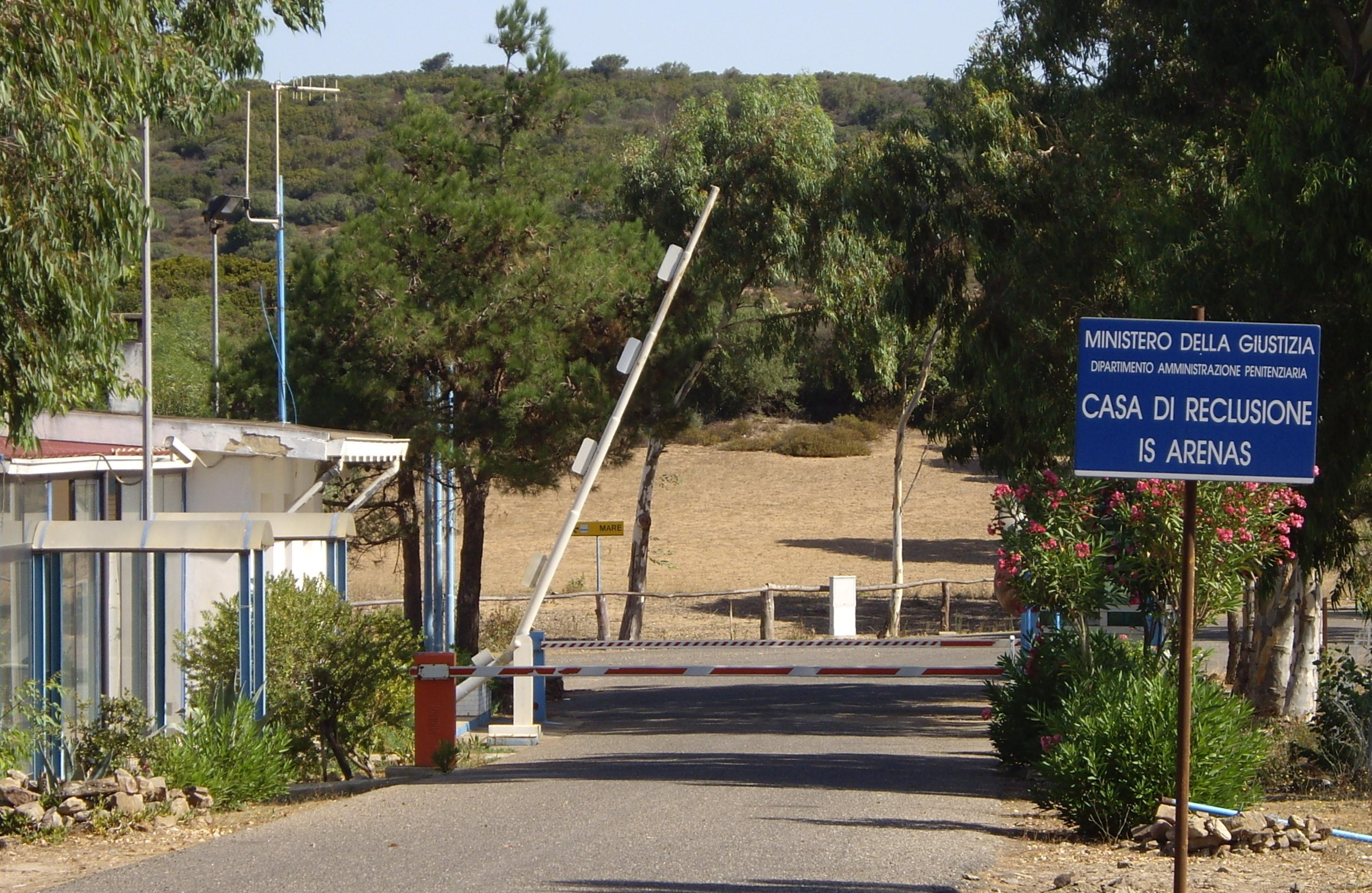 Arbus, droga fuori dal cancello della colonia penale di Is Arenas