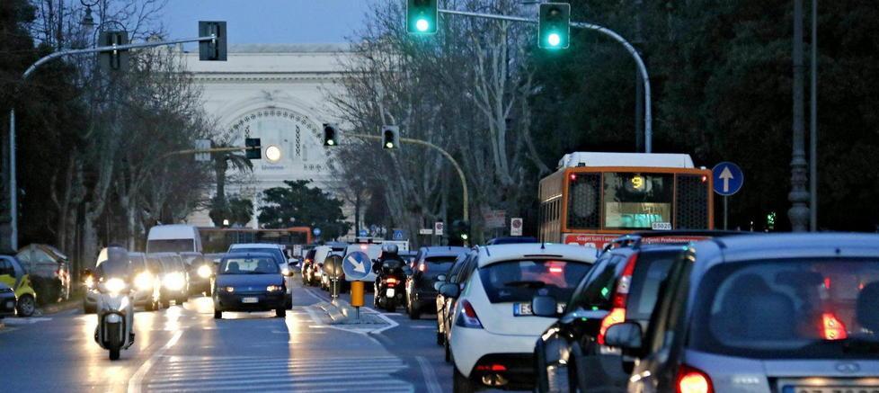 Viale Carducci e area Zola, semafori a chiamata e isola nell’incrocio: ecco i primi ritocchi per ridurre il traffico 