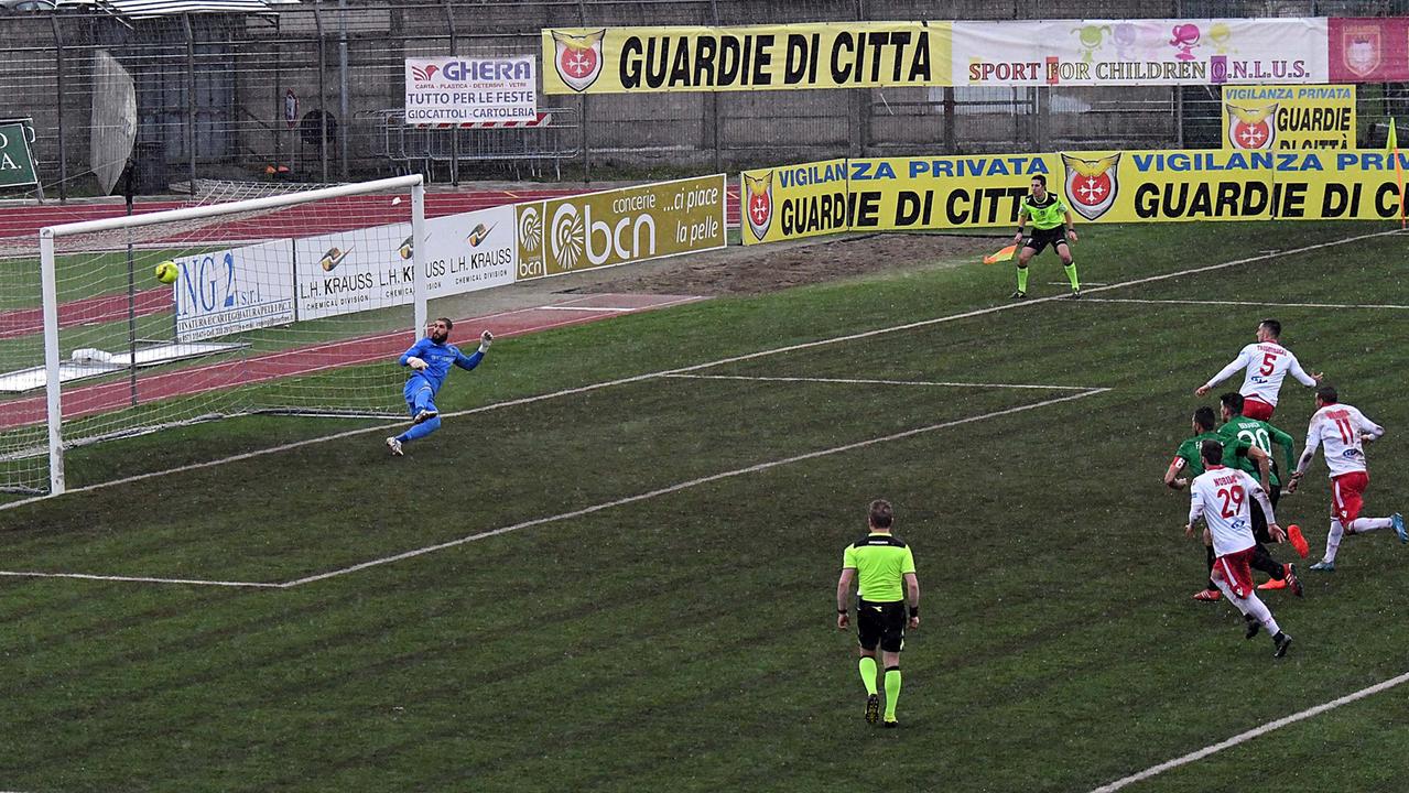 Il rigore con cui Taugaurdeau ha portato in vantaggio il Piacenza (Foto Franco Silvi)