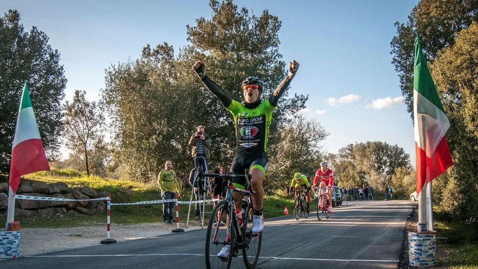 Ferruzzi chiude a braccia alzate la fuga nella Sticciano-Sticciano
